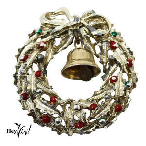 Vintage Holiday Christmas Wreath Pin w Bell Gold Metal w Enamel 1.75" - Hey Viv